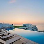 Soleil Anne Std In Infinity Pool & Mamaia