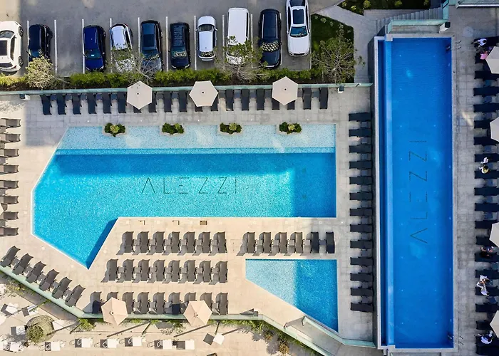 Soleil Anne Std In Infinity Pool & *