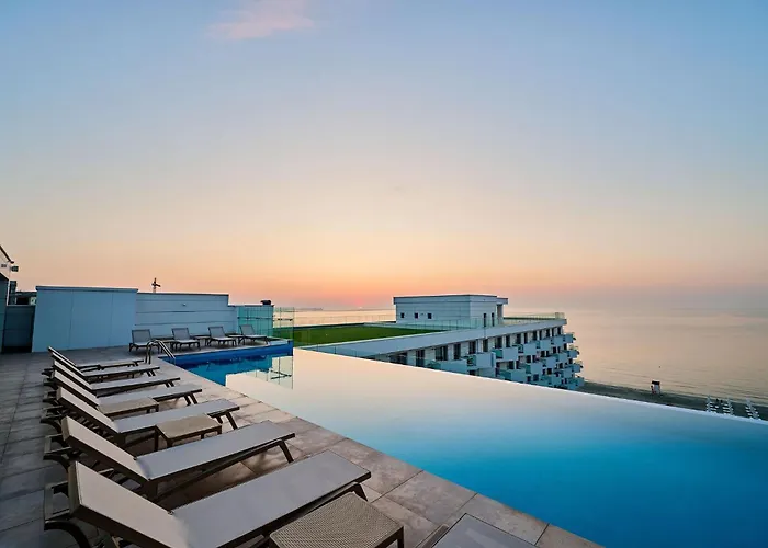Soleil Anne Std In Infinity Pool & Mamaia