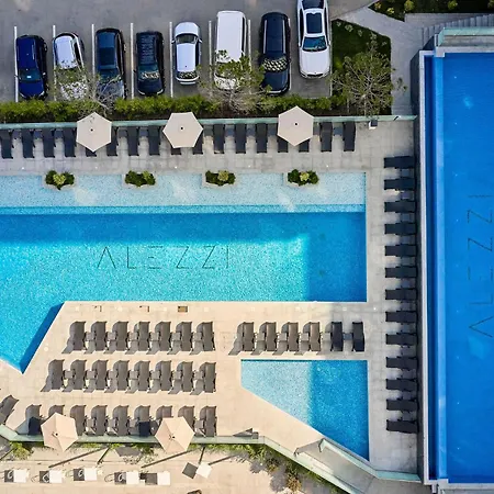 Soleil Anne Std In Infinity Pool & *