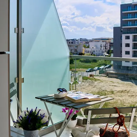 Soleil Anne Std In Infinity Pool & Mamaia