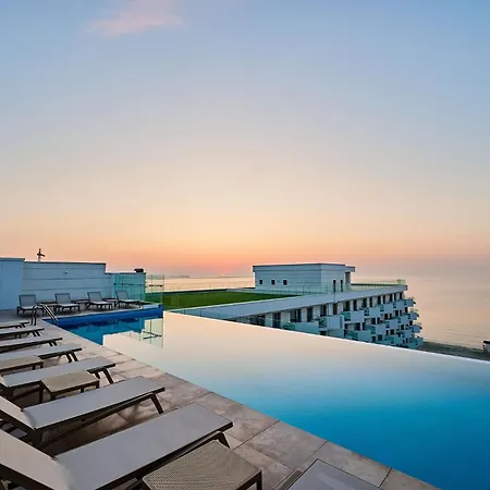Soleil Anne Std In Infinity Pool & مامايا