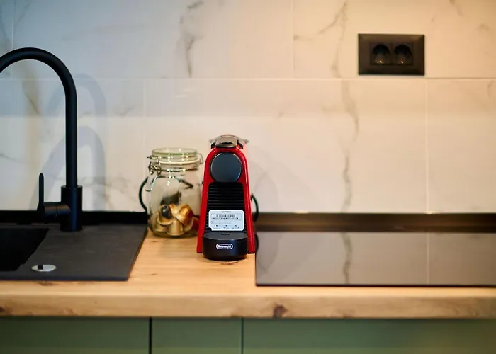 Soleil Anne Std In Infinity Pool & Mamaia