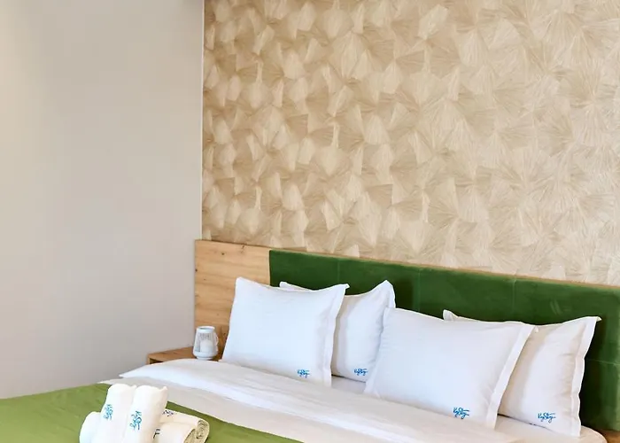 Soleil Anne Std In Infinity Pool & Mamaia