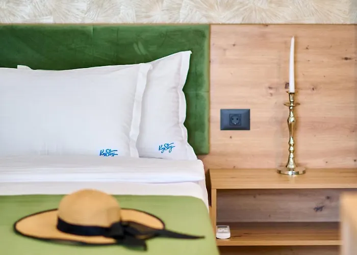 Soleil Anne Std In Infinity Pool & Mamaia