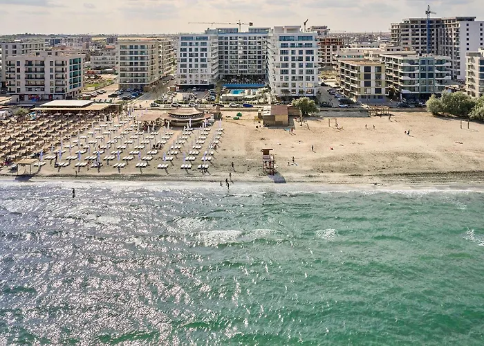 Soleil Anne Std In Infinity Pool & Mamaia